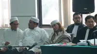 Terdakwa perkara penganiayaan remaja Bahar bin Smith menjalani sidang dengan agenda pemeriksaan saksi di Gedung Perpustakaan dan Arsip Kota Bandung. (Huyogo Simbolon