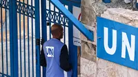 Sebelumnya, pada pekan lalu, parlemen Israel mengesahkan dua Undang-undang (UU) yang melarang UNRWA beroperasi serta melarang otoritas Israel menghubungi badan PBB tersebut. UNRWA adalah badan yang menjadi penyedia utama bantuan bagi warga Palestina di Jalur Gaza. (Zain JAAFAR/AFP)
