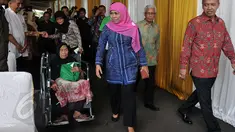 Mensos, Khofifah Indar Parawansa saat tiba menghadiri pembukaan peringatan hari lajut usia nasional (HLUN) yang mengambil tema Bersama membangun kepedulian terhadap lanjut usia di TMPNU Kalibata, Jakarta, Kamis (4/6/2015). (Liputan6.com/Johan Tallo)