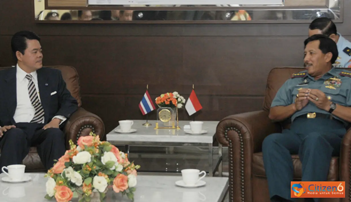 Citizen6, Jakarta: Panglima TNI Laksamana TNI Agus Suhartono menerima CC Dubes Thailand untuk Indonesia H.E. Mr. Thanatip Upatising di ruang tamu Panglima TNI, Mabes TNI Cilangkap Jakarta, Rabu (14/11). (Pengirim: Badarudin Bakri).
