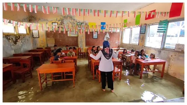 Kasihan, Siwa SD Ikuti Ujian Sekolah Ditengah Genangan Air