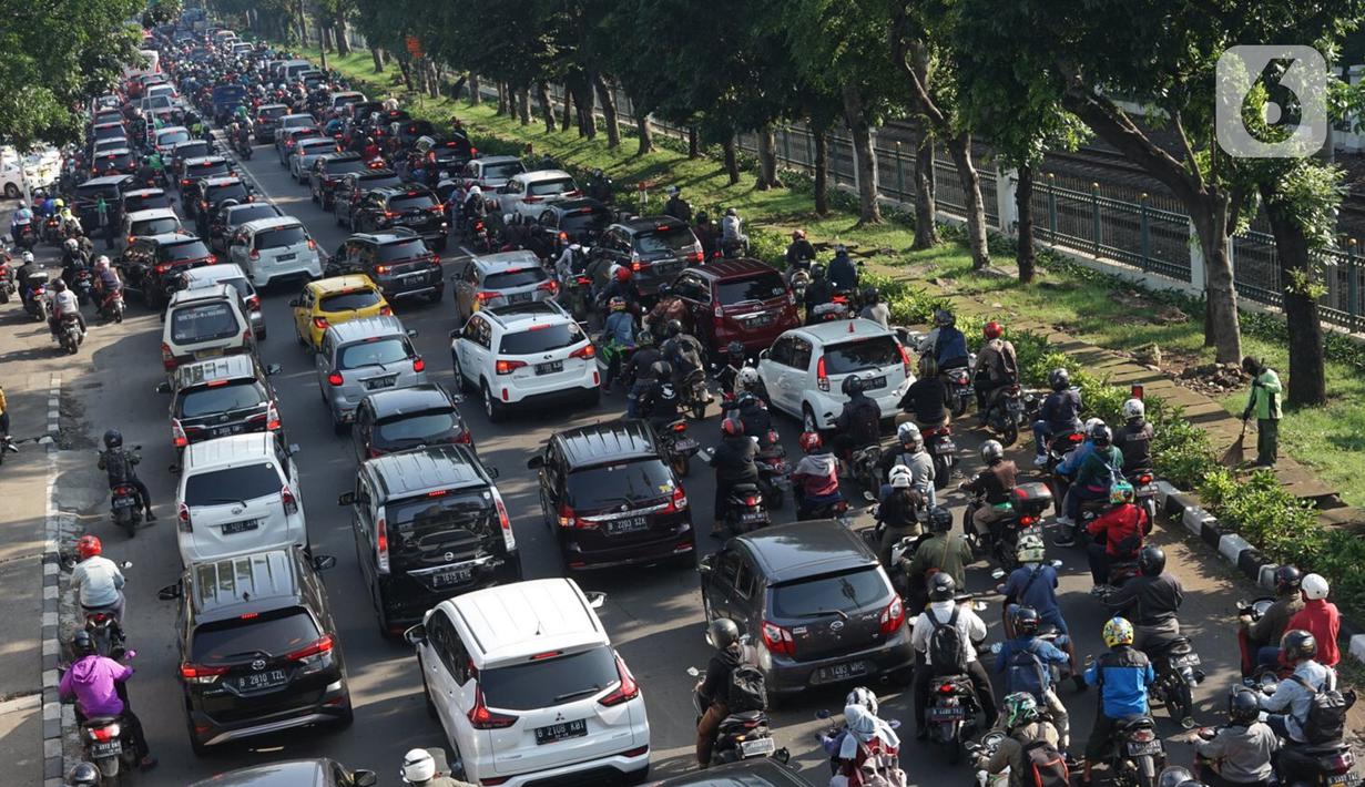 FOTO: Jakarta PSBB Transisi, Begini Kemacetan Parah di Kawasan Tanjung