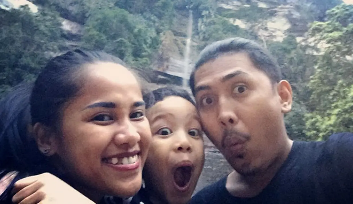 Sebelum menjadi istri dari Fajri, Chika telah menikah. Dari pernikahan sebelumnya, dikaruniai seorang anak lelaki. Pasangan ini menggelar pesta nikah di Payakumbuh, Padang, Sumatera Barat. (Instagram/cqawaode)