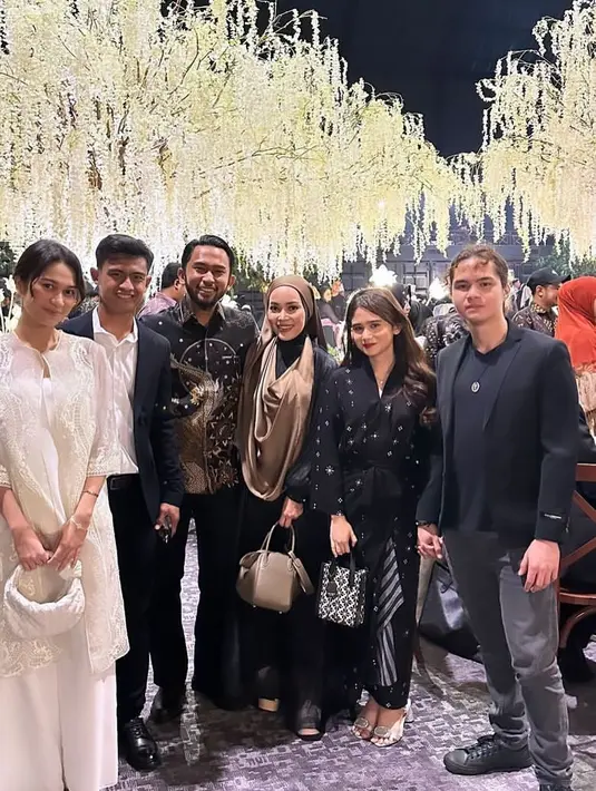 Sebagai sesama pemain sepak bola andalan tanah air, Pratama Arhan membawa sang istri menghadiri hari bahagia sahabatnya, Egy Maulana. [Foto: Instagram/azizaharho]