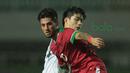 Pemain Timnas Indonesia, Stefano Lilipaly (depan) melewati adangan pemain Korea Selatan U-23 pada laga uji coba di Stadion Pakansari, Bogor, (23/6/2018).  Indonesia U-23 kalah 1-2 dari Korea U-23. (Bola.com/Nick Hanoatubun)