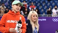 Mantan atlet Olimpiade dari Inggris, Elise Christie (kanan). (ARIS MESSINIS / AFP)