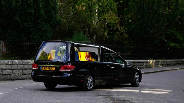 Jenazah Ratu Elizabeth II Diberangkatkan dari Kastil Balmoral ke Istana Holyroodhouse di Edinburgh