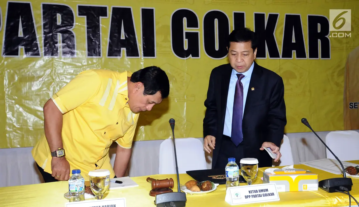 Ketua Umum Partai Golkar, Setya Novanto (kanan) bersiap memimpin rapat pleno di ruang rapat utama gedung DPP Partai Golkar, Jakarta, Selasa (18/7). Rapat membahas situasi poltik terkini. (Liputan6.com/Helmi Fithriansyah)