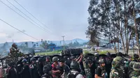 TNI-Polri menyelamatkan enam prajurit dari kepungan massa saat kerusuhan di Yalimo. Foto HO Polri