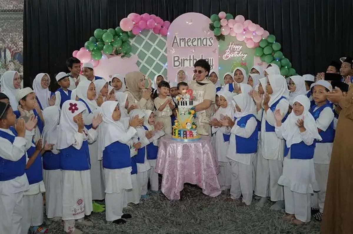 6 Momen Ultah Ameena ke-3 Tahun, Undang Anak Panti Asuhan hingga Kumpul Keluarga