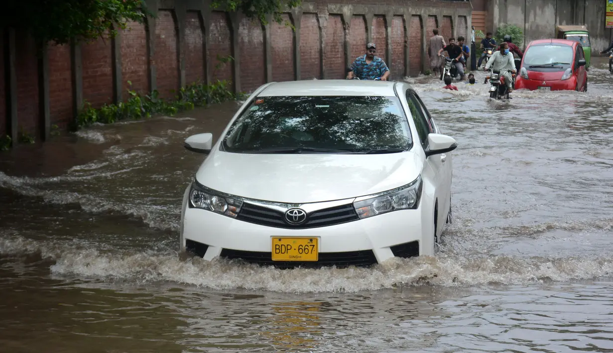 Sejumlah kendaraan melintas di jalanan yang terendam banjir setelah hujan lebat mengguyur Lahore, Punjab, Pakistan, 20 Agustus 2020. Sebanyak 18 orang tewas dan banyak lainnya terluka akibat hujan lebat di Punjab. (Xinhua/Sajjad)