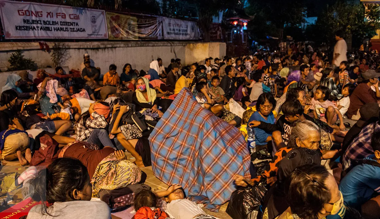 Pengemis berkumpul di halaman Vihara Dharma Bhakti, kawasan Petak Sembilan, Jakarta, Jumat (27/1). Pengemis tersebut mengharapkan angpao dari jemaah yang datang ke Klenteng tersebut. . (Liputan6.com/Gempur M Surya)