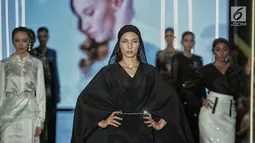 Model mengenakan busana desainer Araida dari Rusia dalam Jakarta Modest Fashion Week di Gandaria City, Jakarta, Kamis (26/7). Indonesia turut serta ambil bagian yang diikuti oleh 26 desainer. (Liputan6.com/Faizal Fanani)