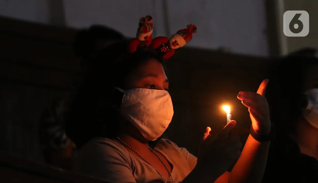 Umat Kristiani mengikuti misa Natal di Gereja Immanuel, Jakarta, Kamis (24/12/2020). Misa Natal di Gereja Immanuel menerapkan protokol kesehatan ketat untuk pencegahan penyebaran COVID-19. (Liputan6.com/Angga Yuniar)