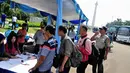 Sejumlah pemudik tampak mengantri untuk mengambil kartu mudik.  Jakarat, (24/7/14) (Liputan6.com/Faizal Fanani)