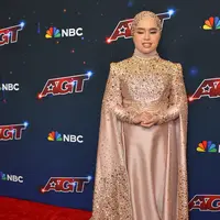 Gaun yang dilengkapi aksen ekor panjang berpayet itu dikenakan Putri berpadu hijab warna senada yang juga tampil berkilau dengan payet penuh. Sementara makeup pelantun "Loneliness" tersebut dipoles dengan rona yang tak jauh berbeda dengan gaunnya, mulai dari pulasan eyeshadow hingga perona pipi. (Photo by Jordan Strauss/Invision/AP)