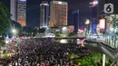 Ribuan pengunjung padati kawasan Bundaran HI, Jakarta, untuk merayakan pergantian tahun 2023, Sabtu (31/12/2022). Ribuan pengunjung memadati kawasan Bundaran HI yang menjadi pusat acara pesta kembang api di car free night Jalan Sudirman-Thamrin. (Liputan6.com/Angga Yuniar)