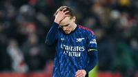 Pemain Arsenal, Martin Odegaard, tampak lesu setelah hanya bermain imbang 1-1 melawan Brentford dalam laga pekan ke-26 Premier League 2025/2026, Jumat (13/2/2026) dini hari WIB. (AFP/Glyn Kirk)