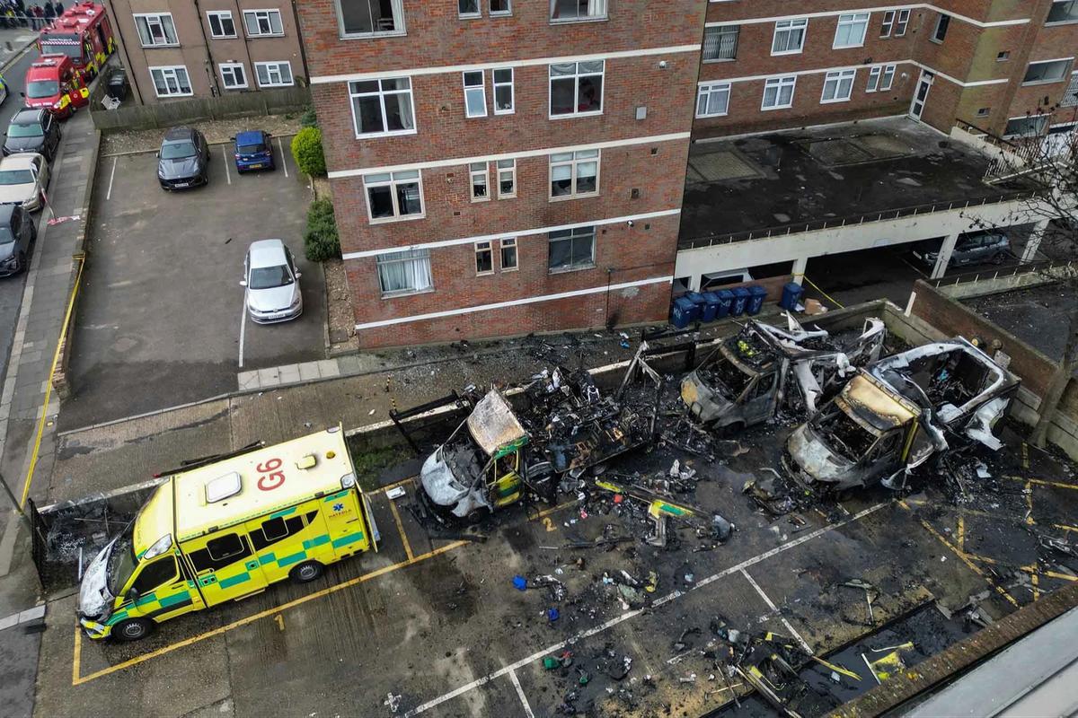 FOTO:  Ambulans Milik Komunitas Yahudi Dibakar di London Utara