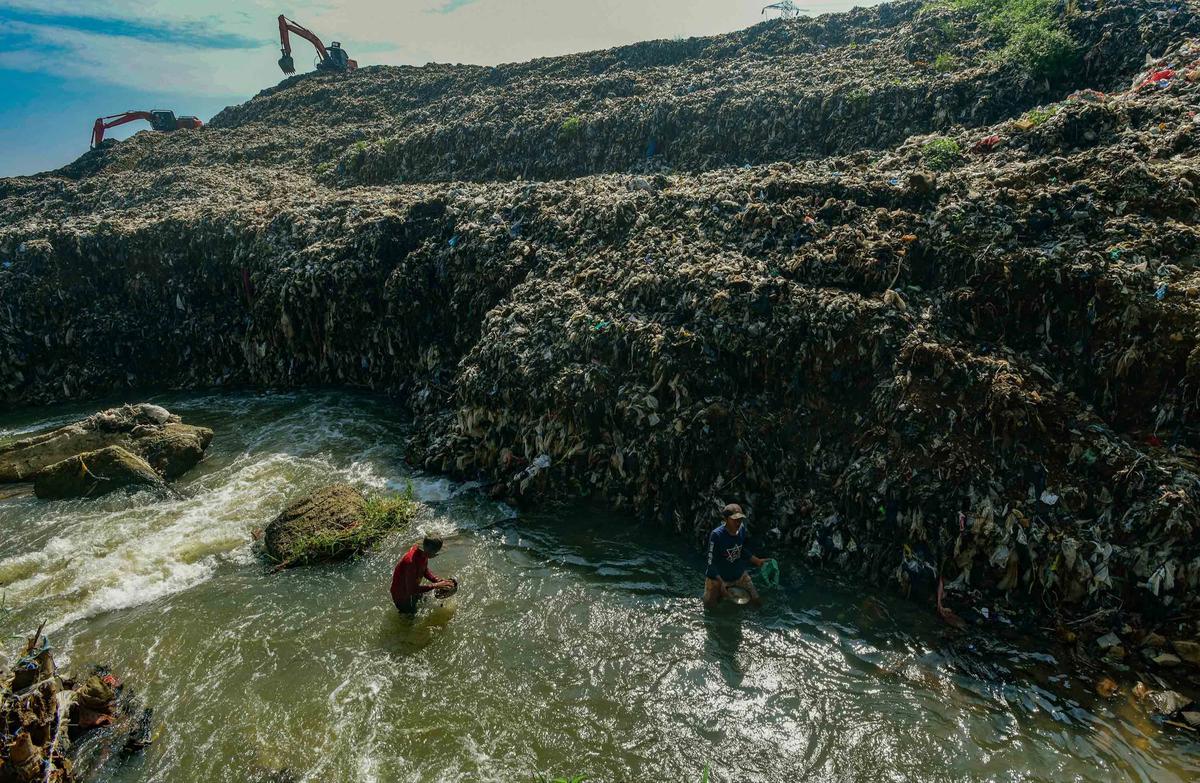FOTO: Aliran Kali Pesanggrahan Menyempit Akibat Longsoran Sampah TPA Cipayung