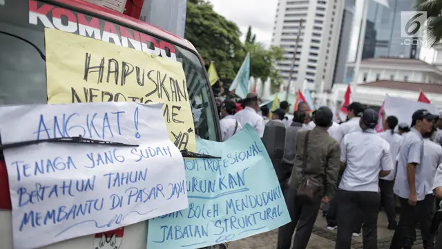 Pegawai PD Pasar Jaya Demo di Depan Balai Kota