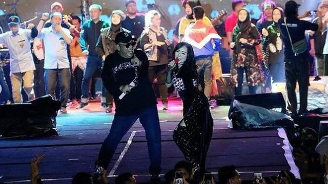 Ucie Sucita saat tampil bersama Walikota Tegal