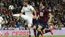Pemain Real Madrid, Karim Benzema (kiri) berusaha melewati adangan para pemain Eibar pada lanjutan La Liga Santander di Santiago Bernabeu stadium, Madrid, (22/10/2017). Madrid menang 3-0. (AFP/Pierre-Philippe Marcou)