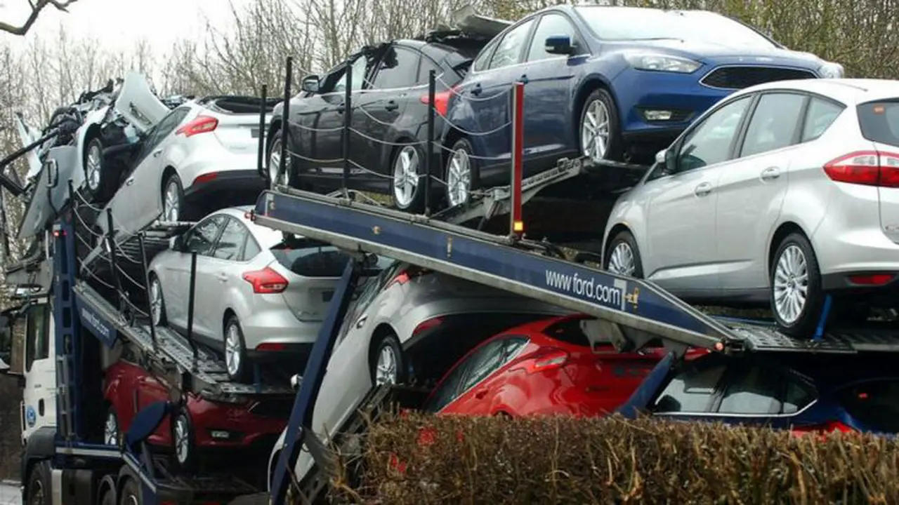 Truk Pengangkut Nabrak Jembatan, Ford Focus Anyar Dibuat Ringsek