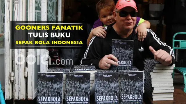 Antony Sutton, seorang supporter fanatik Arsenal asal Inggris, tulis buku tentang sepak bola Indonesia.