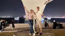 Mereka juga tampak mengunjugi beberapa sudut kota Doha. Pada momen itu, pasangan yang telah 15 tahun menikah ini bak melakukan kencan sambil nonton pertandingan sepak bola. (Liputan6.com/IG/@darius_sinathrya)