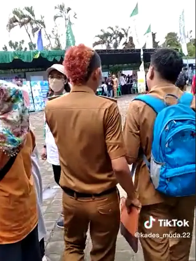 Kades Berambut Mohawk
