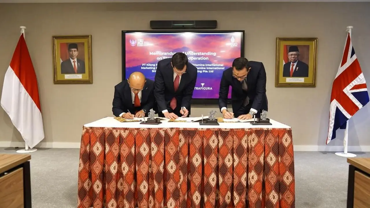 Menteri BUMN Erick Thohir menyaksikan penandatanganan nota kesepahaman antara Pertamina Group dengan perusahaan Eropa Trafigura di London, Inggris, Jumat (30/9/2022). (Dok KBUMN)