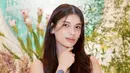 Kali ini Sabrina juga tampil klasik dengan dress hitam yang begitu sederhana. [Foto: Instagram/ Sabrina Chairunnisa]