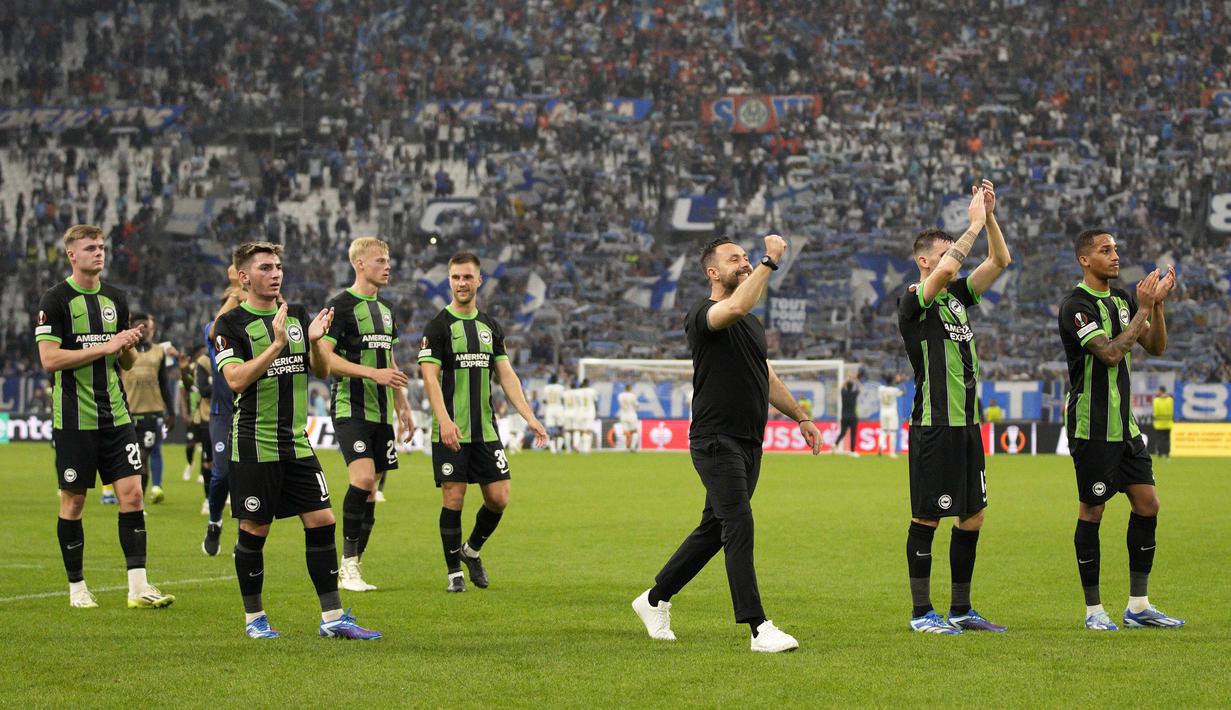 Sejumlah pemain Brighton dan pelatih Roberto De Zerbi (ketiga kanan) memberikan tepuk tangan kepada pendukungnya setelah berhasil menahan imbang 2-2 Marseille pada laga Grup B Liga Europa 2023/2024 di Stade Velodrome, Marseille, Prancis, Jumat (05/10/2023) dini hari WIB. (AP Photo/Daniel Cole)
