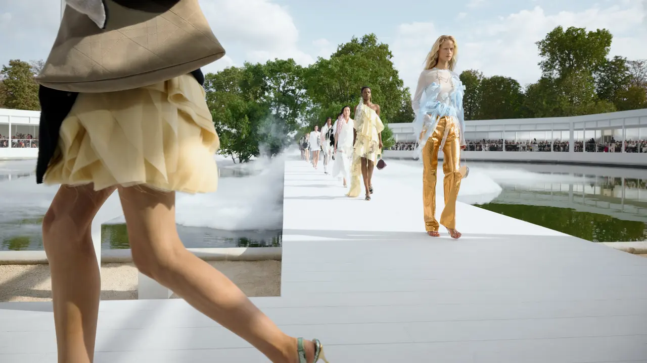 Dior Summer 2027 Hadirkan Busana Ringan dengan Permainan Transparansi dan Siluet Romantis