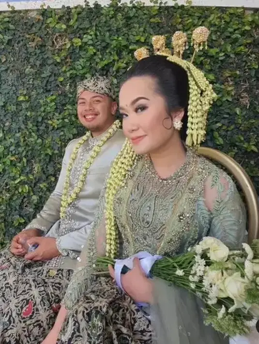 Setelah akad selesai, Zana dan sang suami berganti busana. (Instagram/@nicky_astria_real)