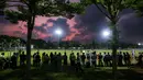 Sejumlah warga melihat latihan Timnas Indonesia untuk laga leg pertama Kualifikasi Piala Dunia 2026 zona Asia melawan Brunei Darussalam di Lapangan A Kompleks Stadion Utama Gelora Bung Karno (SUGBK), Senayan, Jakarta, Senin (09/10/2023). (Bola.com/Bagaskara Lazuardi)