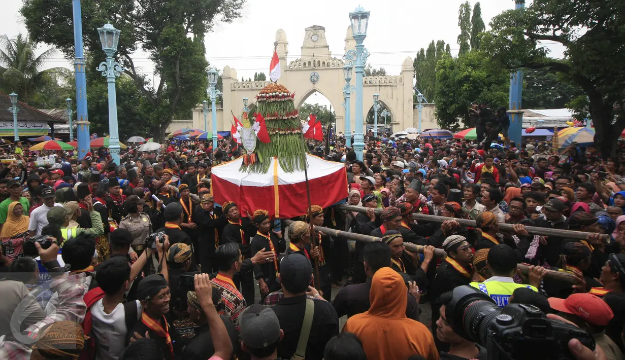 Puluhan abdi dalem Keraton Surakarta menggotong Gunungan Sekaten di pelataran Masjid Agung, Solo, Kamis (24/12). Keluarnya gunungan menandai puncak acara Sekaten yang digelar untuk peringatan Maulid Nabi Muhammad. (Boy Harjanto)