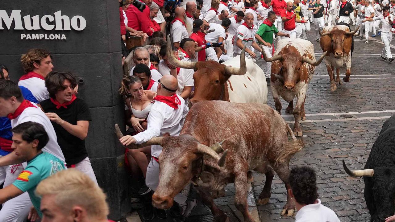 FOTO: Kengerian Festival Lari Banteng di Spanyol: Enam Peserta Dilarikan ke Rumah Sakit