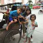 Pemulung di Makassar dengan becak keliling Makassar bersama anak-anaknya (Liputan6.com/Ahmad Yusran)