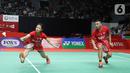 Ganda campuran Indonesia, Rinov Rivaldy/Pitha Haningtyas Mentari mengembalikan kok ke arah Lee Jhe-Huei/Hsu Ya Ching (Taiwan) saat babak pertama Indonesia Master 2020 di Istora GBK, Jakarta, Selasa (14/1/2020). Rivaldi/Mentari kalah dua set 15-21, 13-21. (Liputan6.com/Helmi Fithriansyah)
