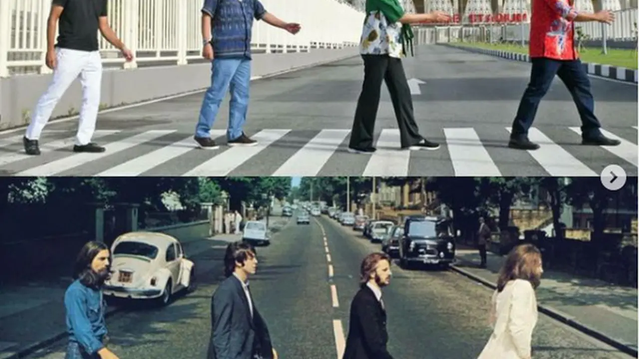 Menteri Keuangan Sri Mulyani Indrawati berfoto di depan Stadion Lukas Enembe Jayapura Papua dengan bergaya ala cover album “The Beatles’ Abbey Road”. (Tangkapan layar instagram @smindrawati)