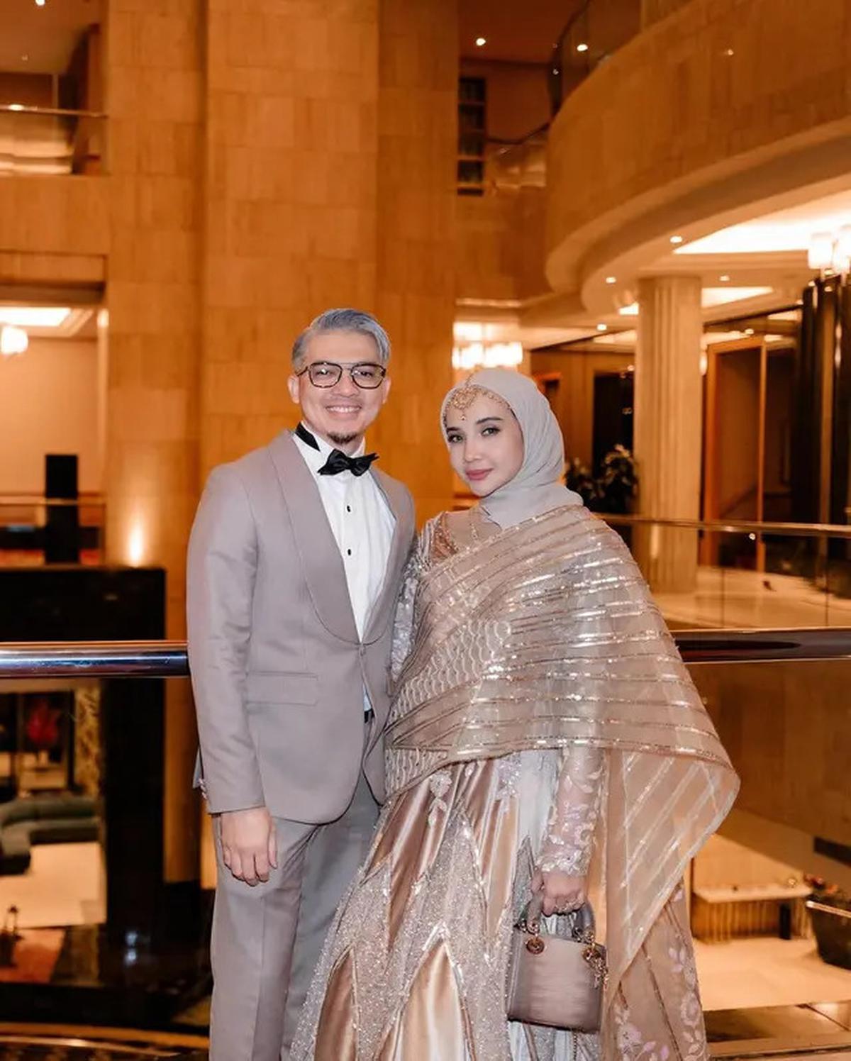 6 Potret Irwansyah Kondangan dengan Gaya Rambut Silver, Hot Daddy Dua Anak
