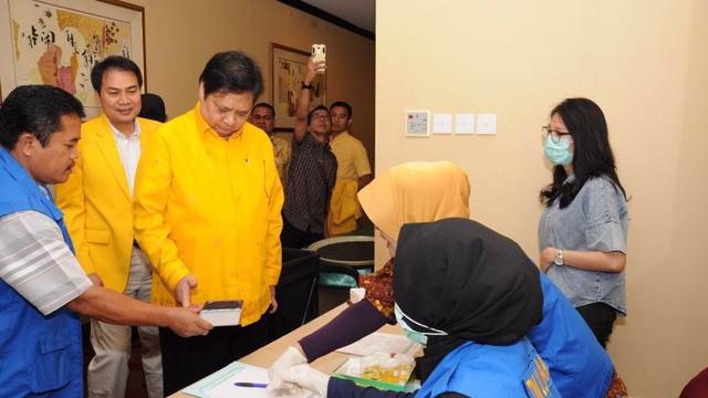 Ketua Umum Partai Golkar menjalani tes urine bersama sejumlah calon anggota DPRD/DPR Ri dari Partai Golkar (Istimewa)