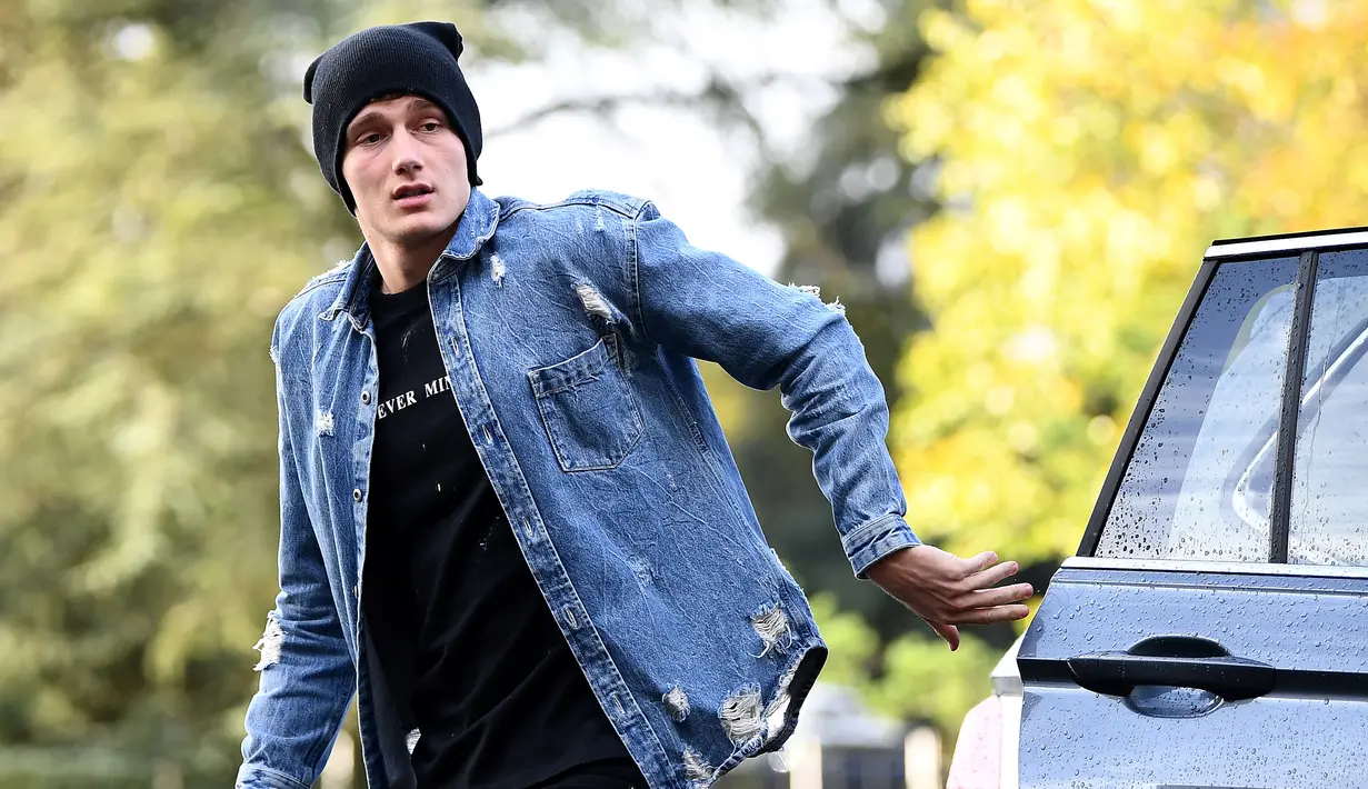 Bek Benjamin Pavard tiba di tempat pelatihan tim nasional Prancis Prancis di Clairefontaine en Yvelines (11/11/2019). Pavard tampil mengenakan kaos hitam dan jaket jeans serta kupluk di kepalanya. (AFP Photo/Franck Fife)