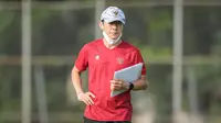 Shin Tae-yong dikenal dengan pelatih yang gemar memainkan pemain muda di skuat Merah Putih. Hal tersebut terlihat saat Timnas Indonesia berlaga di Kualifikasi Piala Dunia 2022. Namun, sebaiknya pria asal Korea Selatan itu harus mempertimbangkan memainkan pemain senior. (Bola.com/Bagaskara Lazuardi)