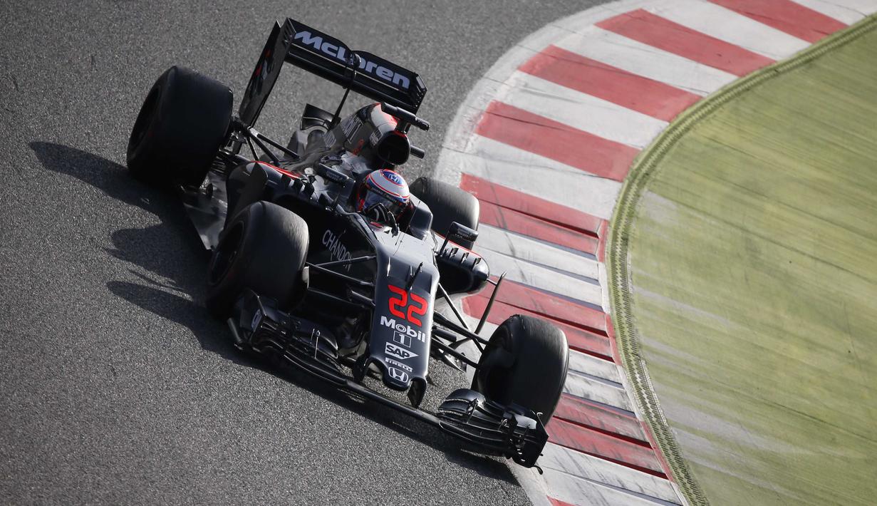 Pebalap McLaren, Jenson Button mencatat waktu tercepatnya 1m26.919s dari 71 lap pada sesi test pramusim F1 hari ke-3 di Sirkuit Catalunya, Barcelona, Rabu (24/2/2016) WIB.  (REUTERS/Sergio Perez)