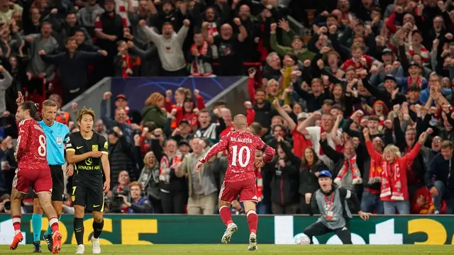 Pemain Liverpool Alexis Mac Allister merayakan gol bersama para suporter