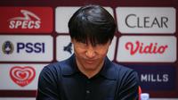 Pelatih Timnas Indonesia U-20, Shin Tae-yong, seusai laga versus Fiji di SUGBK, Jakarta, Jumat (17/2/2023). (Bola.com/Bagaskara Lazuardi)
