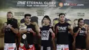 Para petarung MMA foto bersama usai latihan di Syena Martial Arts, Jakarta, Rabu (16/1). Latihan ini merupakan persiapan jelang laga One Championship pada Sabtu (19/1) mendatang di Istora Senayan. (Bola.com/M. Iqbal Ichsan)